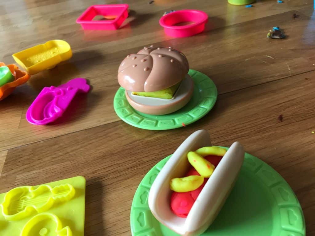 Play-doh hot dog and hamburger. Easy activities to do with kids