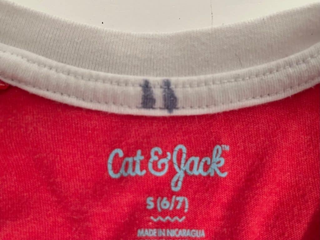 Two bars marked on the collar of this shirt designate it as belonging to the second child in the family. Easy kids clothing organization ideas.