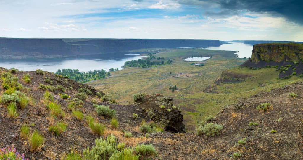 A panorama shows the rugged scablands of Eastern Washington. Lake Roosevelt is one of the 19 best national parks in Oregon and Washington.