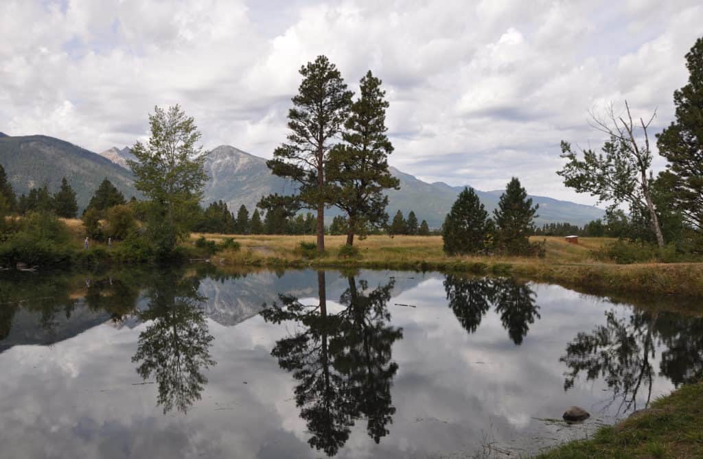 A clear reflection of mountain beauty is reflected in still lake waters along the Nez Perce National Historic Trail. Nez Perce NHT is one of the 19 best national parks in Oregon and Washington. 