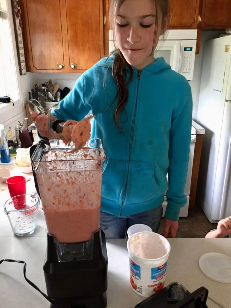 Girl making smoothies. Valentine's breakfast ideas kids.