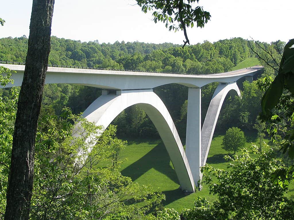 Concrete arches seem to fly to the sky at Natchez Trace Parkway Bridge. The Natchez Trace Parkway Bridge is one of the highest bridges in the US.