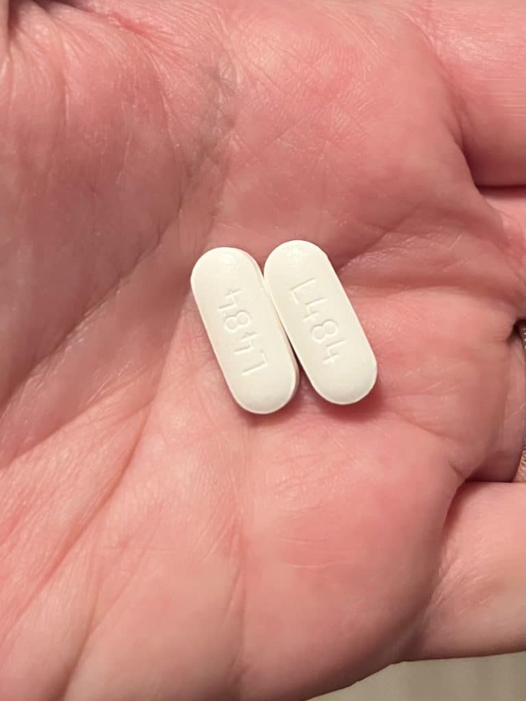 Acetaminophen tablets in hand. Do braces help migraines?