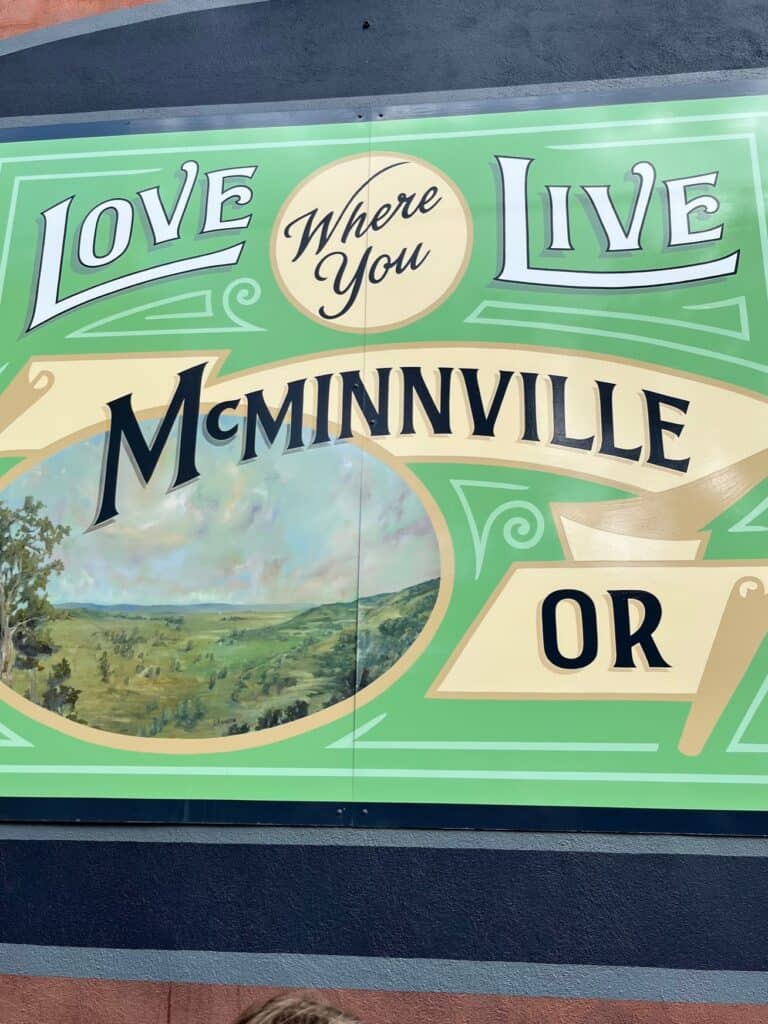 McMinnville postcard mural.