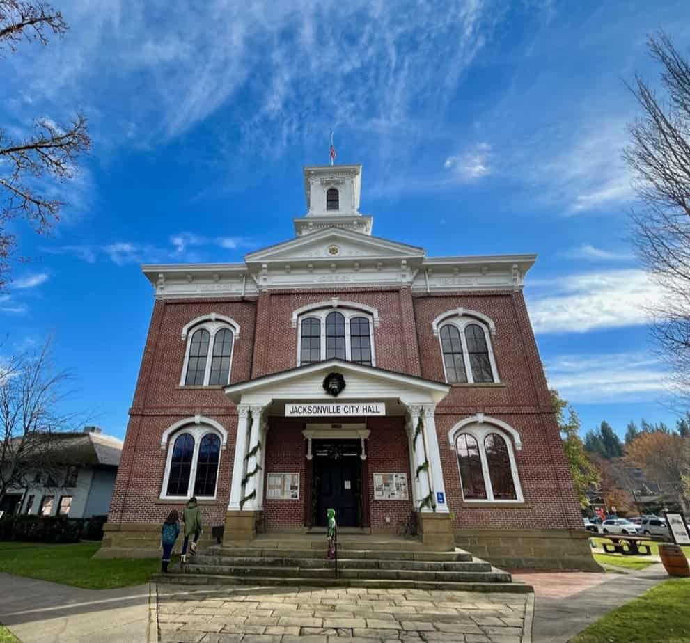 Festive boughs and a wreath decorate the historic Jacksonville City Hall, along the California National Historic Trail. The California National Historic Trail is one of the best national parks to visit in November and December.