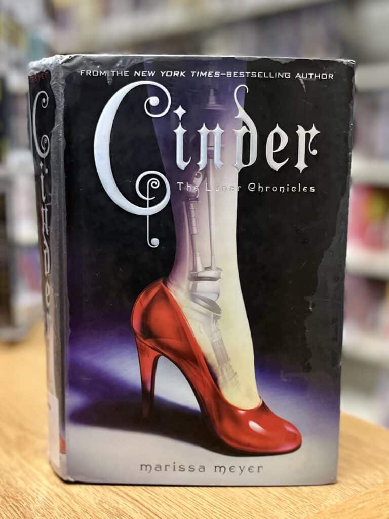 Book cover of Cinder by Marissa Meyer
