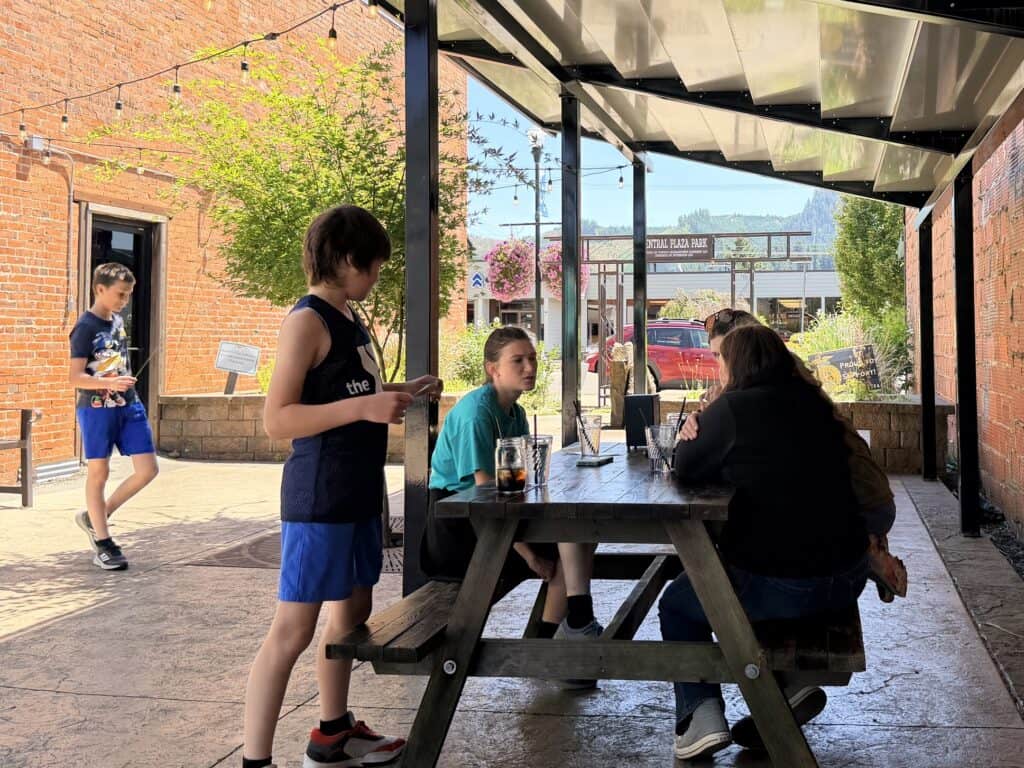 Kids eating on the patio at Backside Brewing Company Outpost in Sutherlin, Oregon