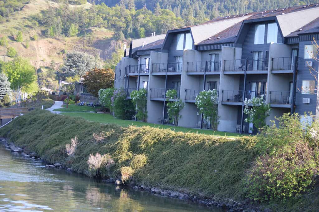 River view of the hotel room decks at the Best Western Hood River