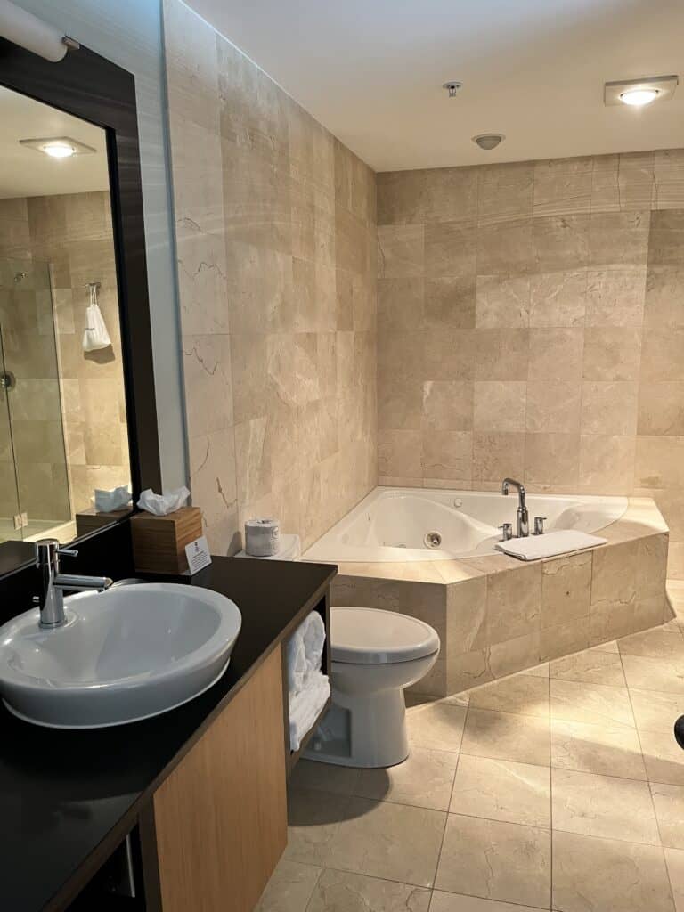 Bathroom with jetted tub inside the Best Western Plus Hood River Inn Suites