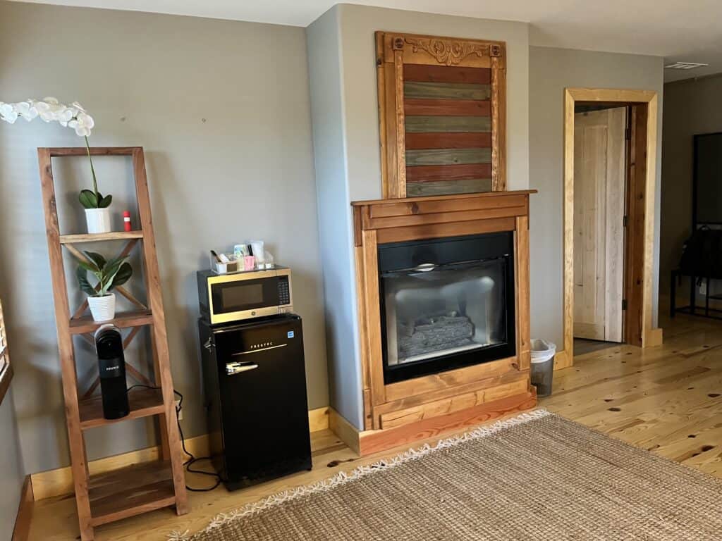 Claret Suite amenities include a fireplace, mini fridge, microwave, and coffee maker.